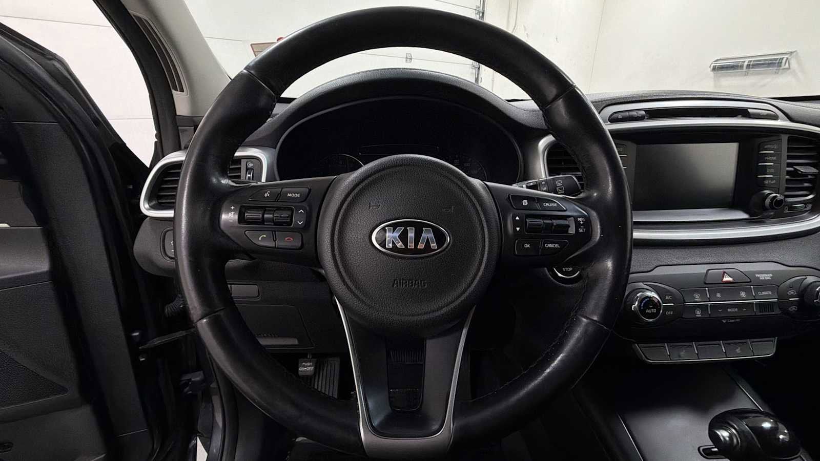 Thumbnail: 2017 Kia Sorento - 16