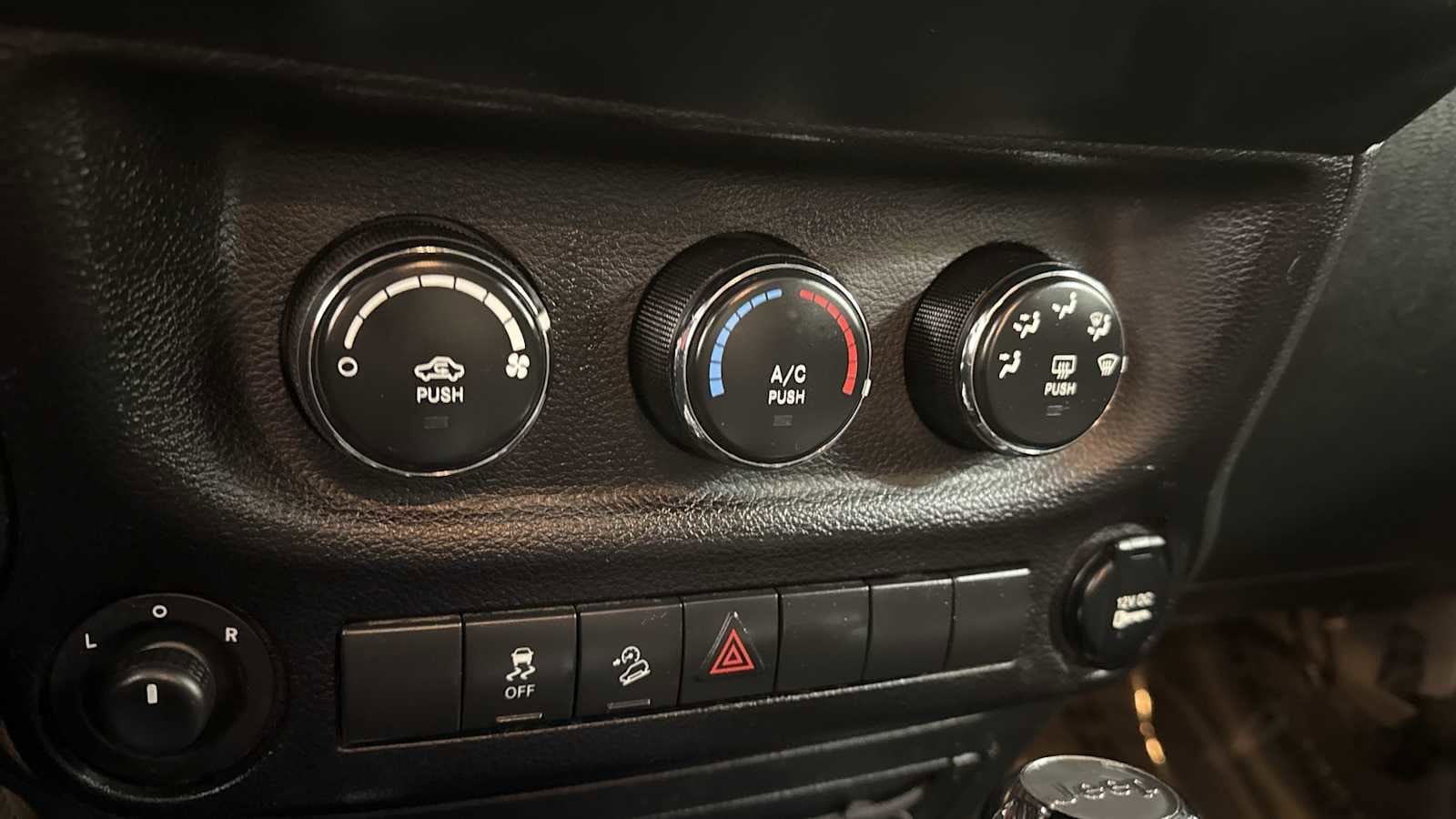 Thumbnail: 2017 Jeep Wrangler - 19