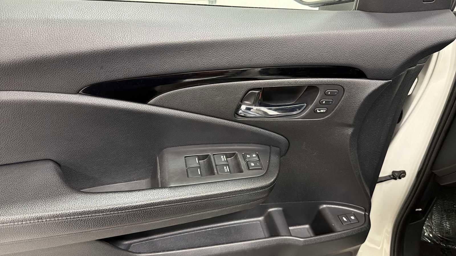 Thumbnail: 2017 Honda Pilot - 15