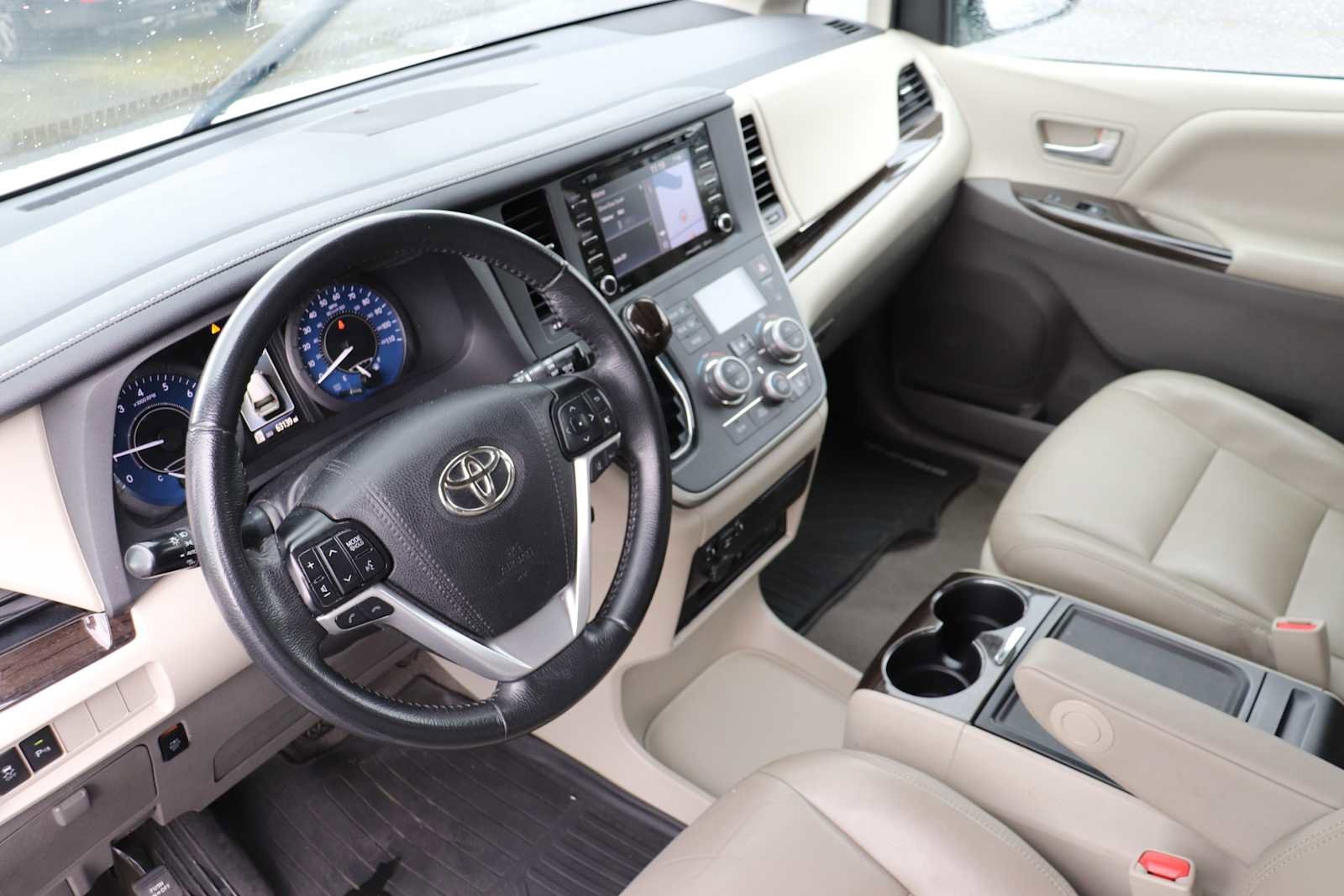 Thumbnail: 2020 Toyota Sienna - 10