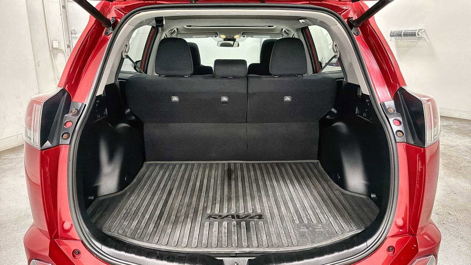 Thumbnail: 2017 Toyota RAV4 - 27
