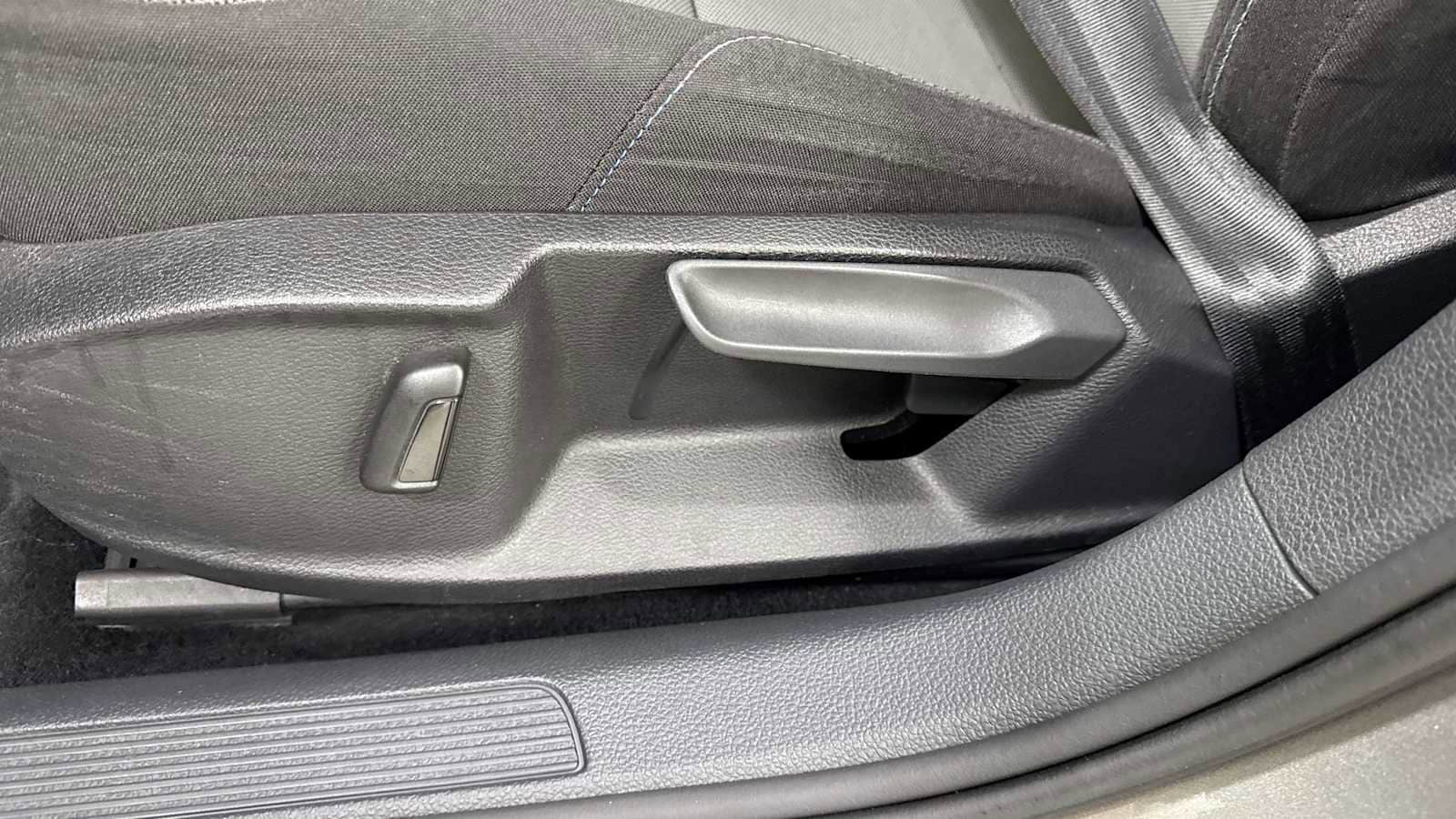 Thumbnail: 2016 Volkswagen e-Golf - 14