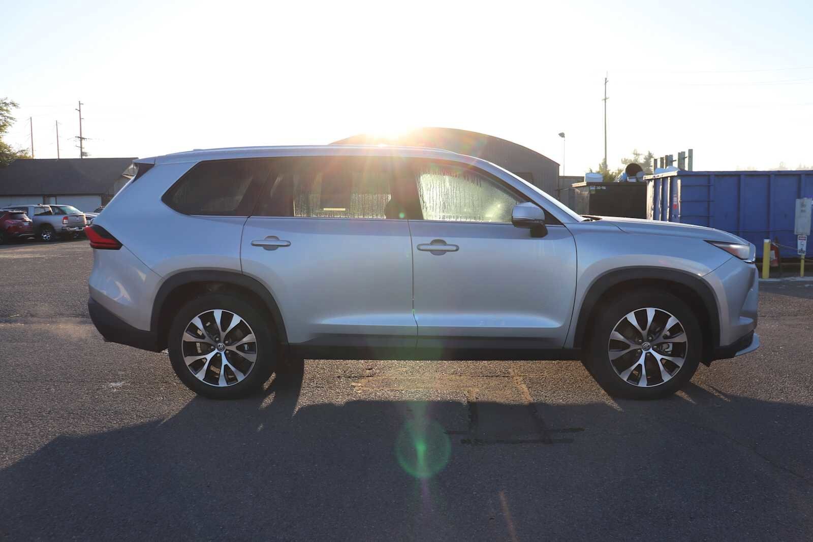 2024 Toyota Highlander Hybrid Limited photo 2
