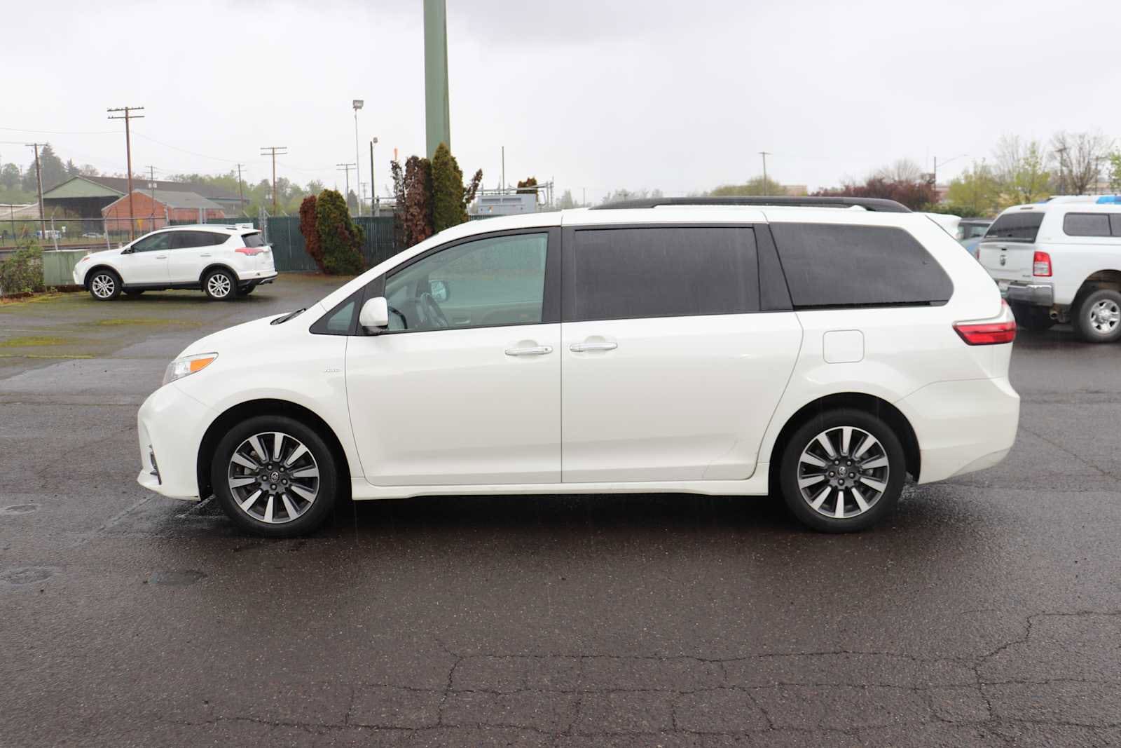 Thumbnail: 2020 Toyota Sienna - 8