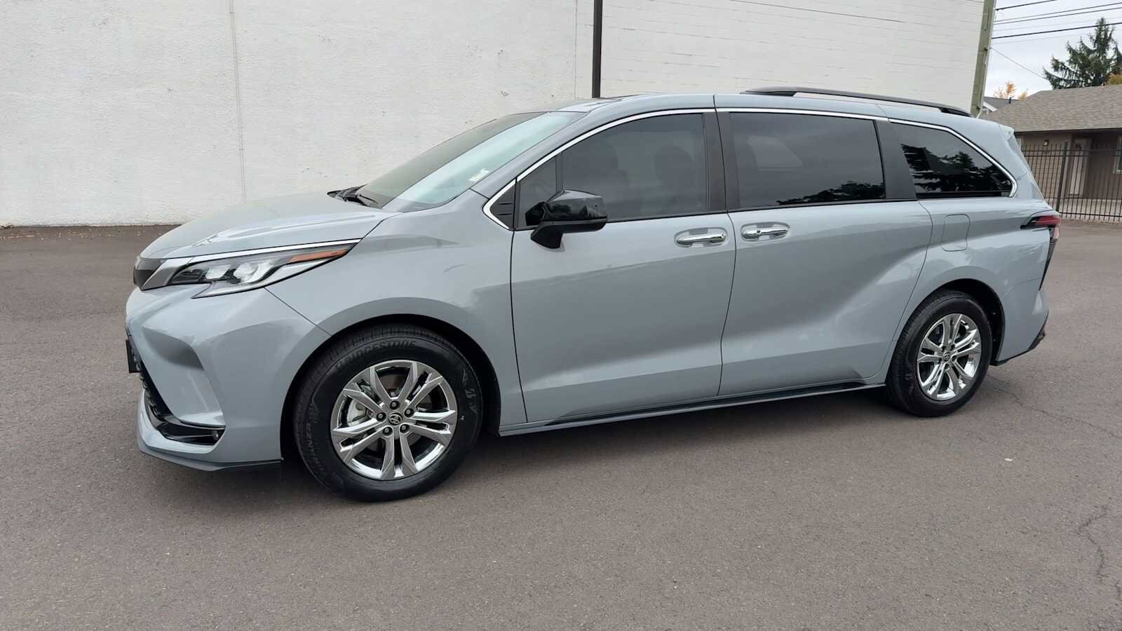 2023 Toyota Sienna XSE photo 3