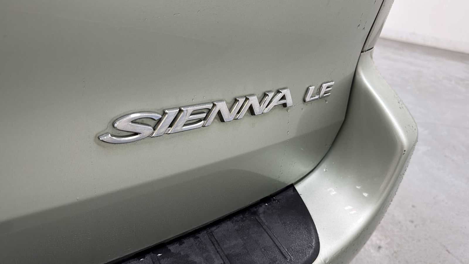 Thumbnail: 2010 Toyota Sienna - 27