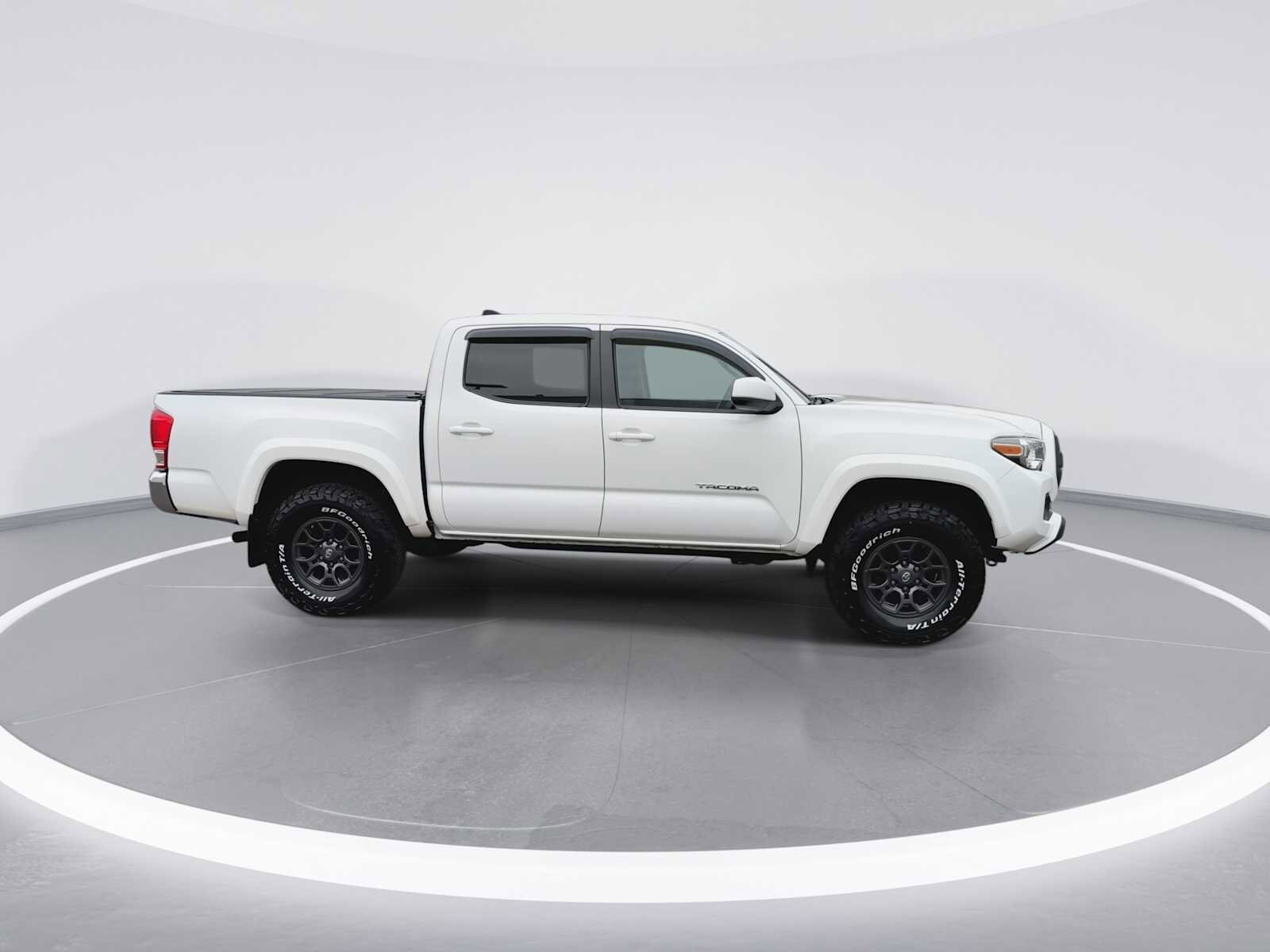 Thumbnail: 2017 Toyota Tacoma - 9