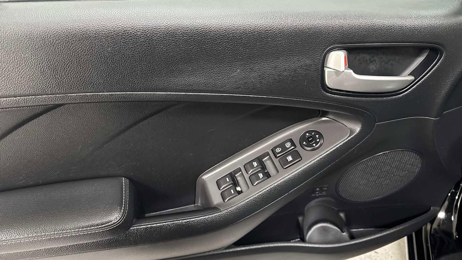 Thumbnail: 2017 Kia Forte - 16