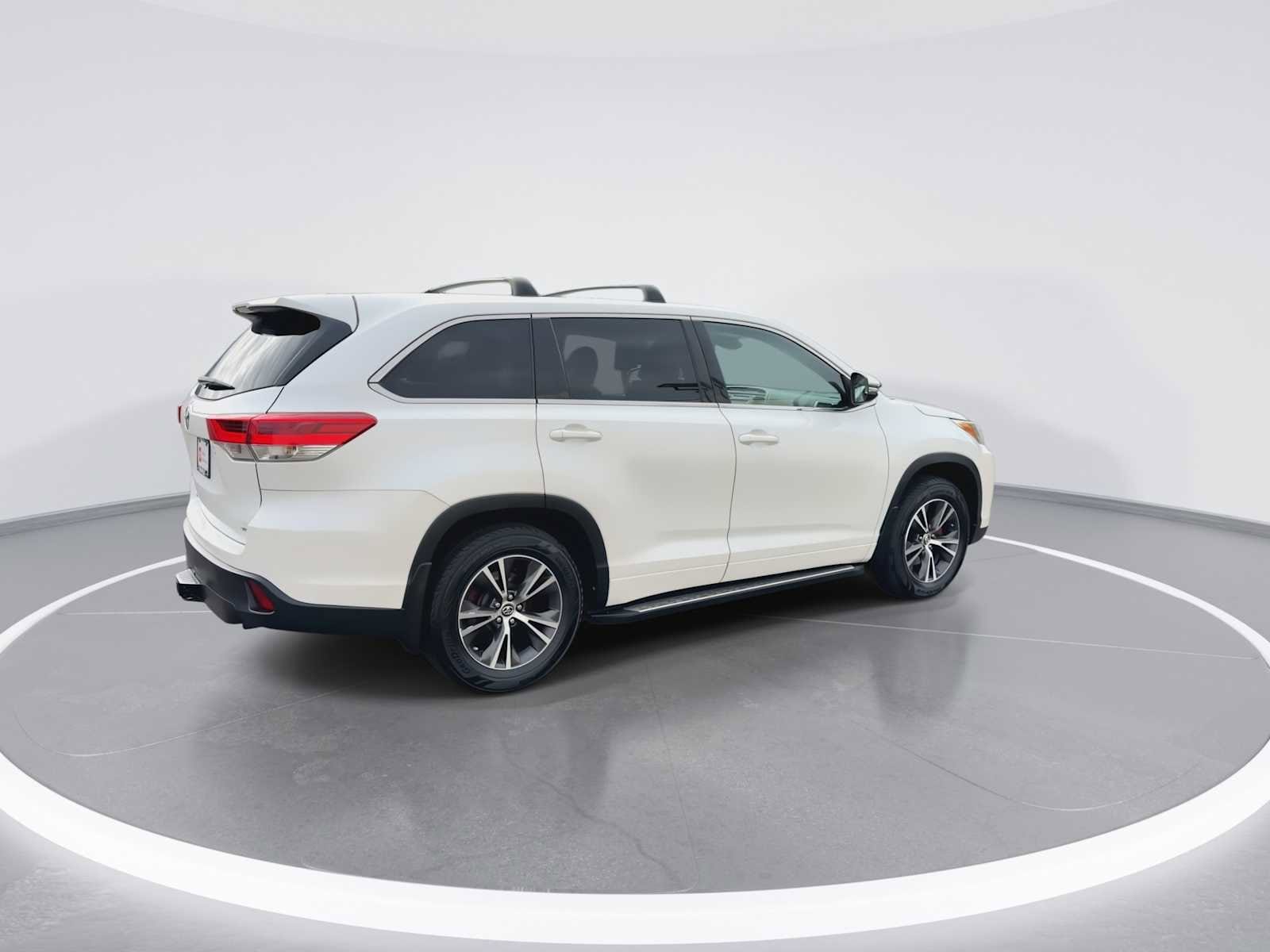 Thumbnail: 2017 Toyota Highlander - 8