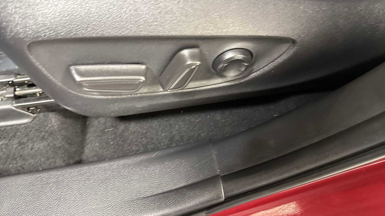 Thumbnail: 2023 Toyota Highlander - 14