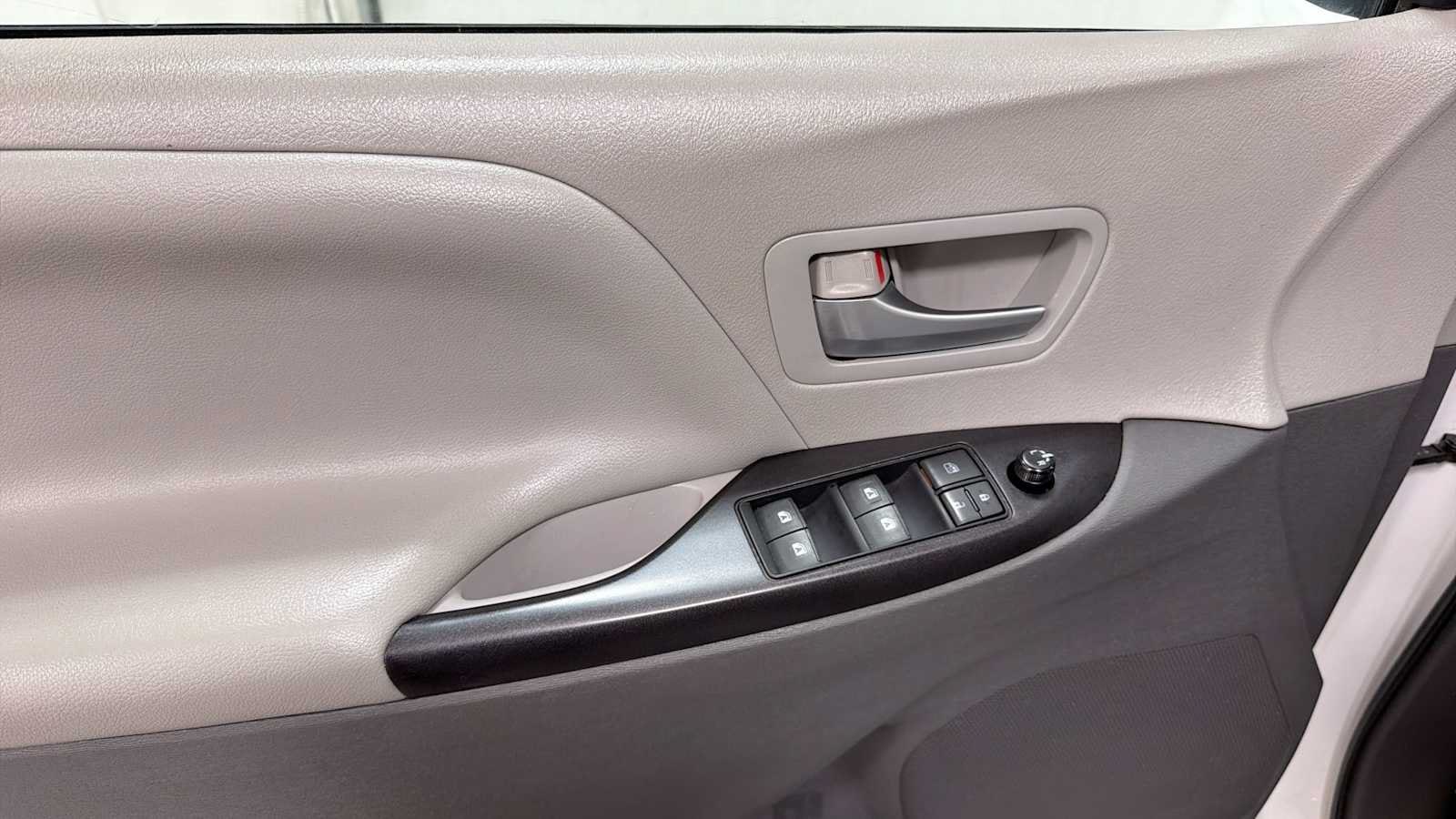 Thumbnail: 2015 Toyota Sienna - 14