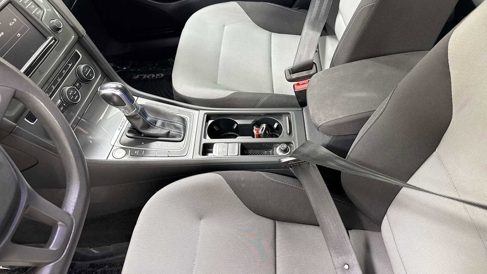 Thumbnail: 2016 Volkswagen e-Golf - 22