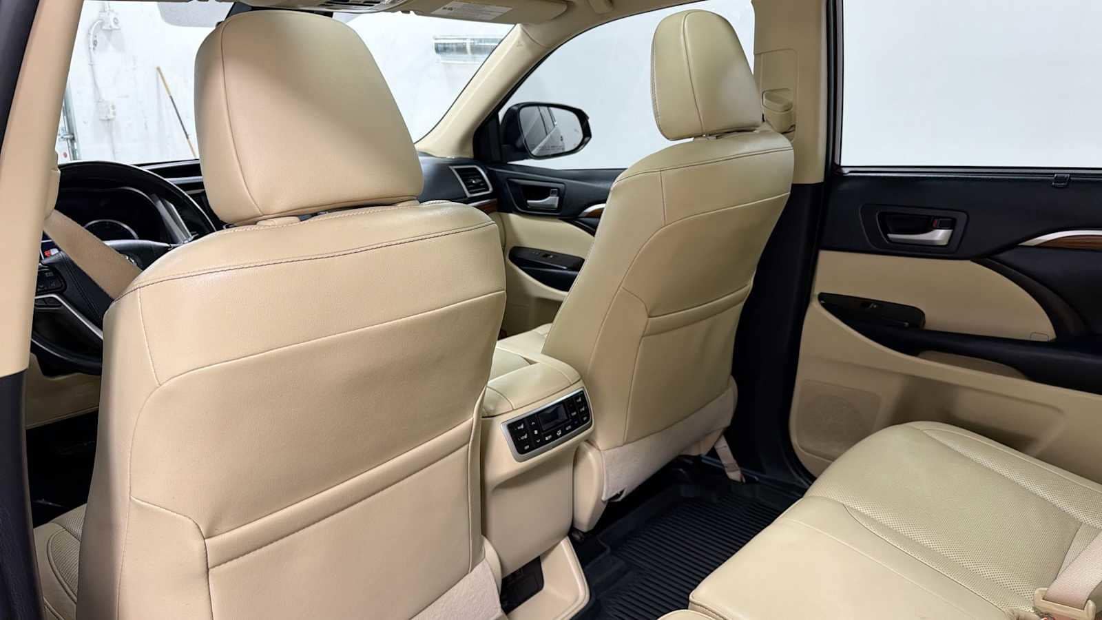 Thumbnail: 2019 Toyota Highlander - 27
