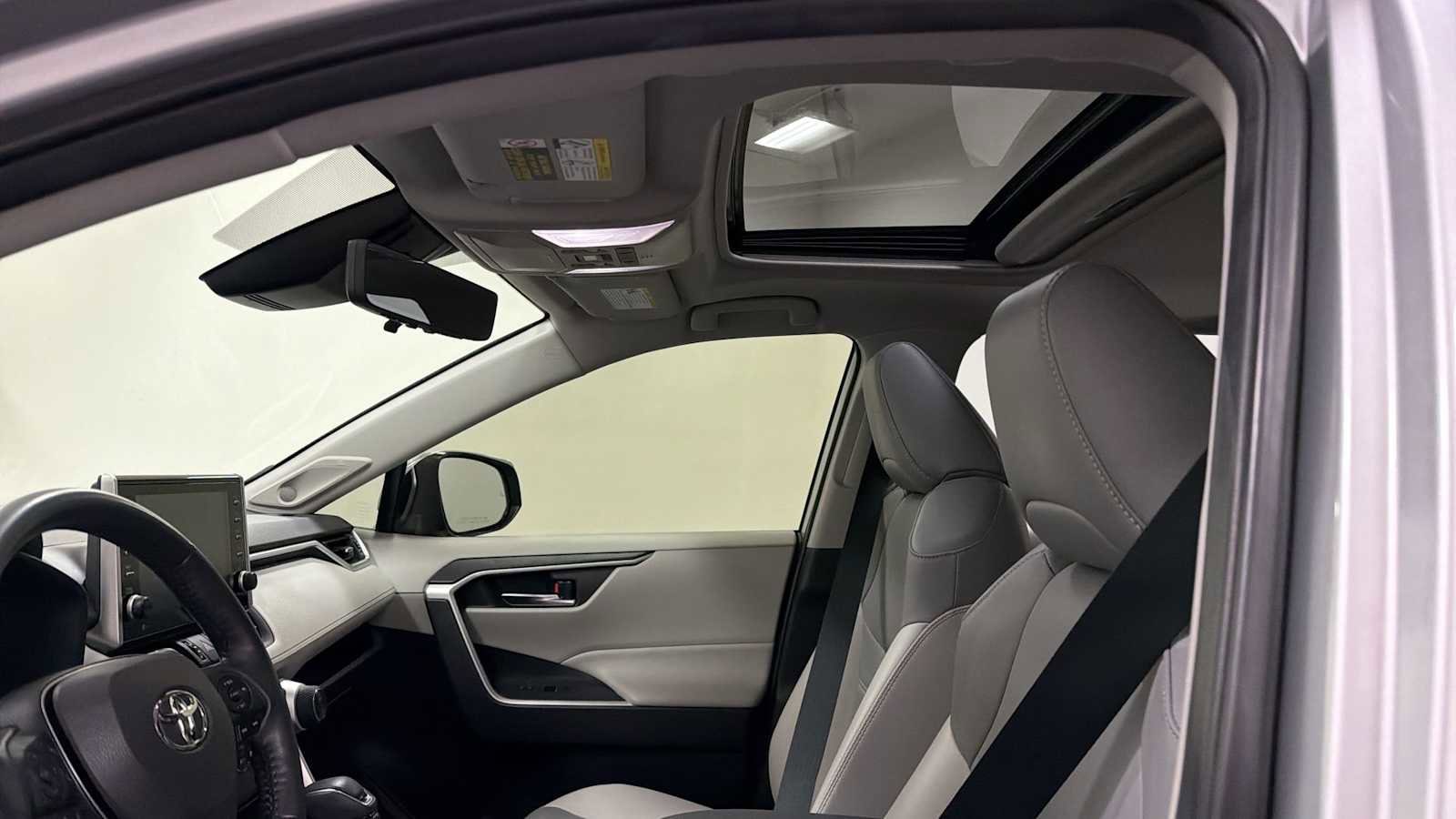 Thumbnail: 2022 Toyota RAV4 - 23