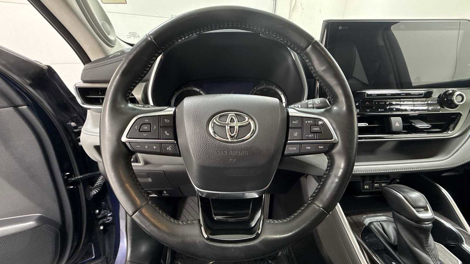 Thumbnail: 2021 Toyota Highlander - 16