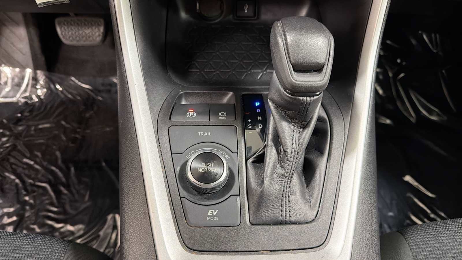 Thumbnail: 2021 Toyota RAV4 - 21