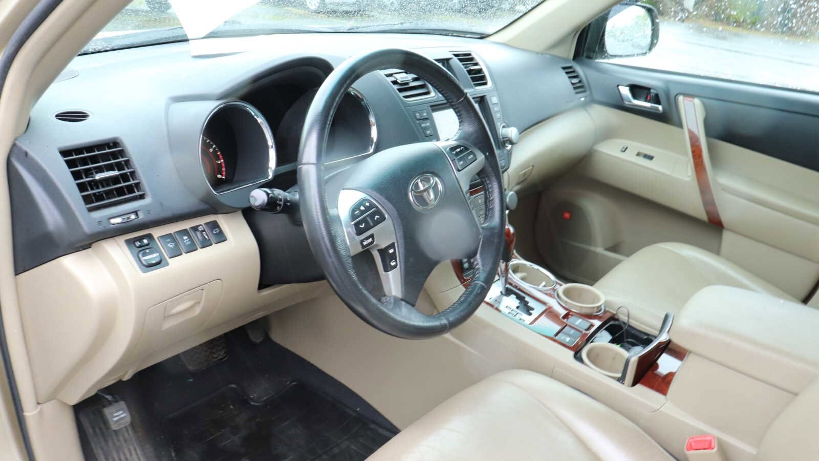 2012 Toyota Highlander Limited 10