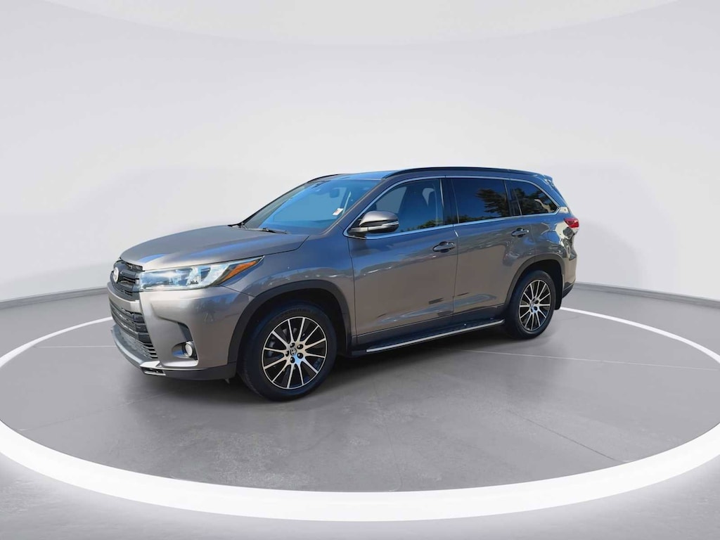 Used 2017 Toyota Highlander SE V6 SUV