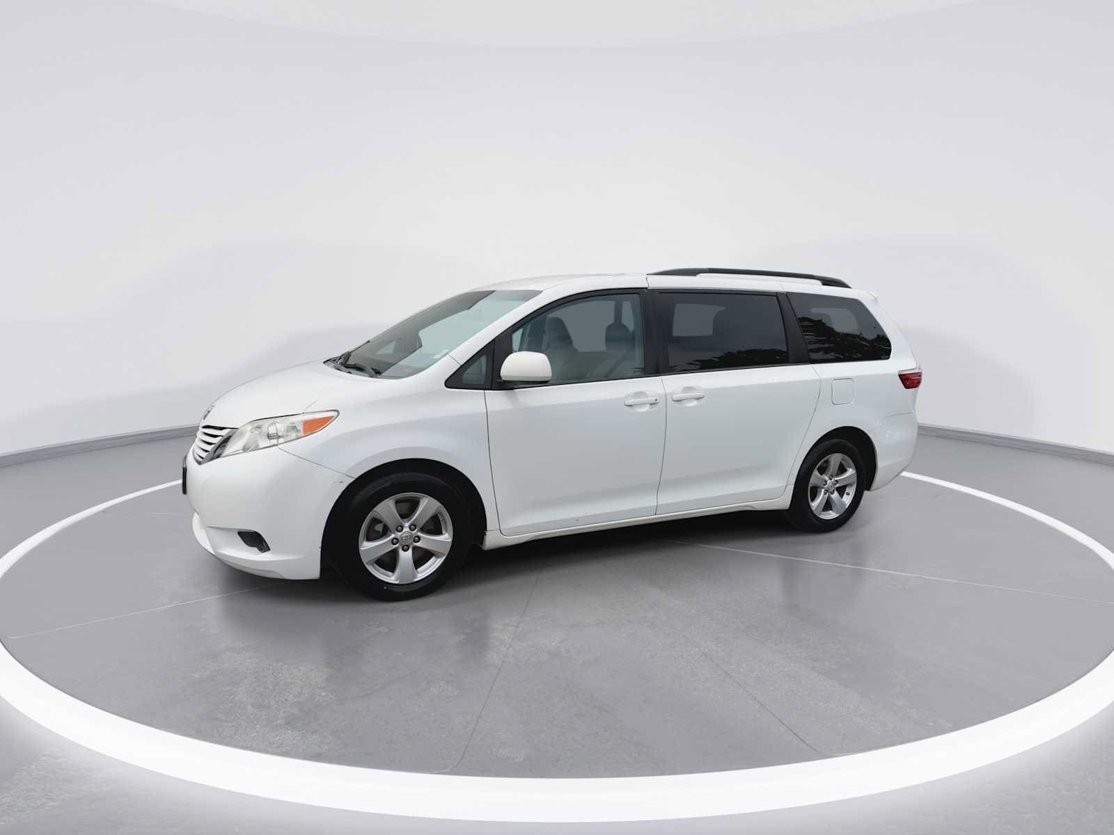 Thumbnail: 2015 Toyota Sienna - 3