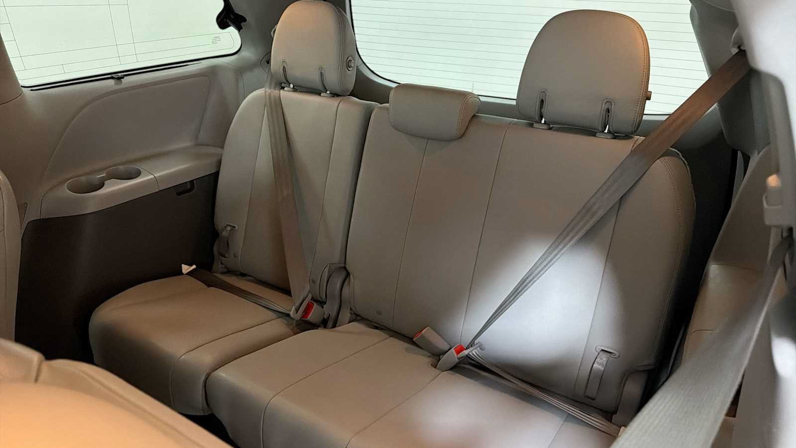 Thumbnail: 2020 Toyota Sienna - 26