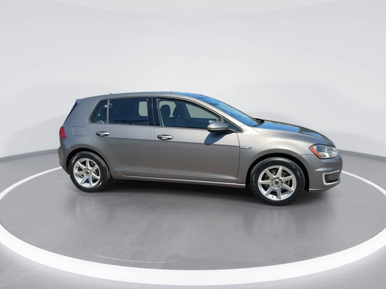 Thumbnail: 2016 Volkswagen e-Golf - 9