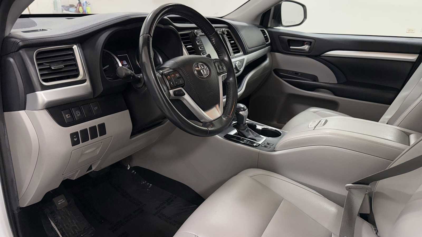 Thumbnail: 2019 Toyota Highlander - 12