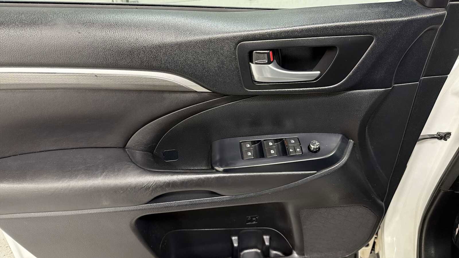 Thumbnail: 2017 Toyota Highlander - 15