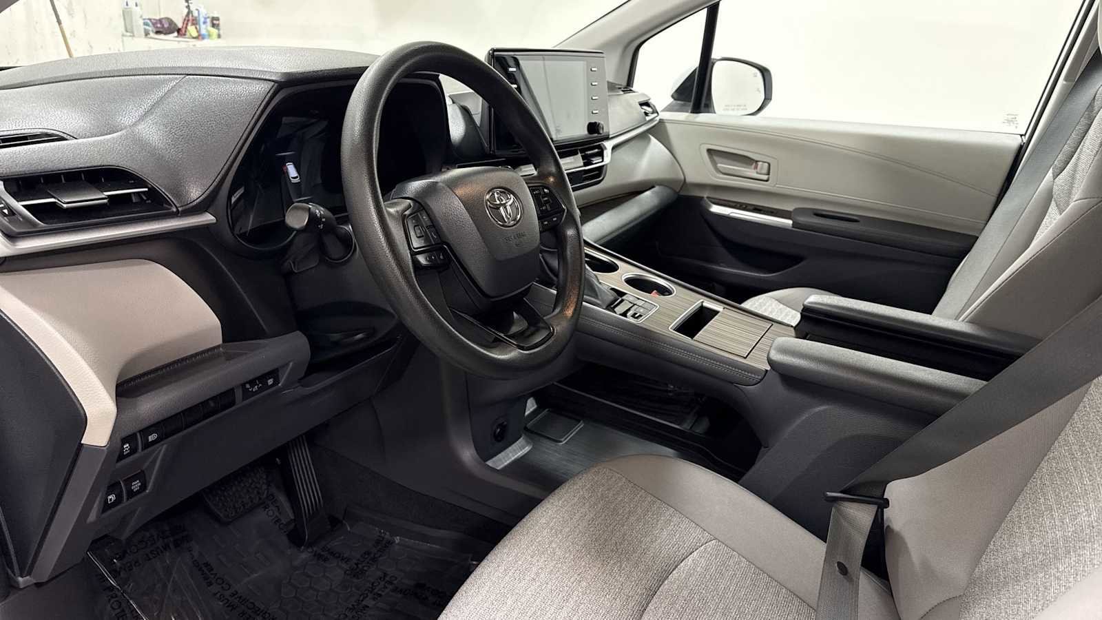 Thumbnail: 2023 Toyota Sienna - 6