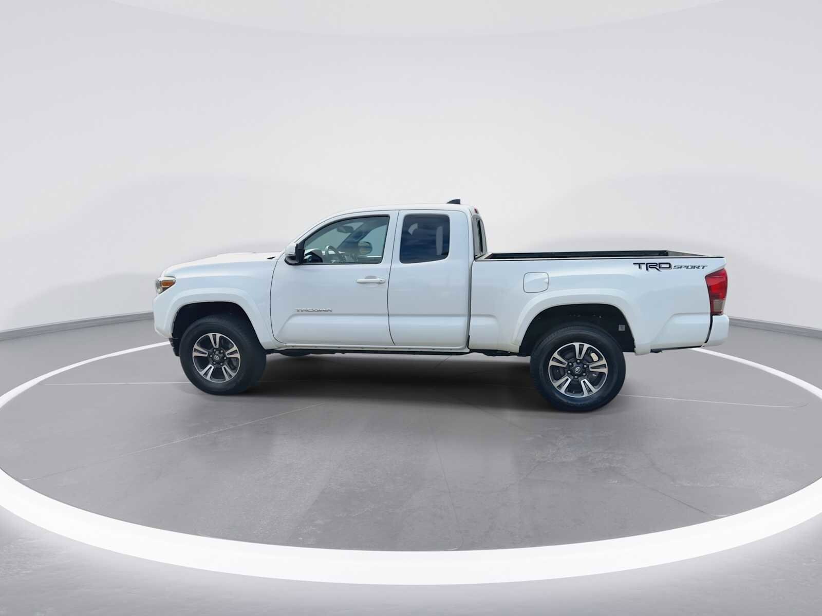 Thumbnail: 2016 Toyota Tacoma - 5