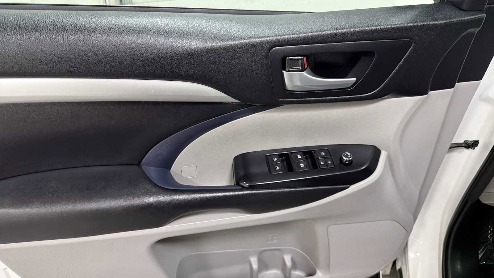 Thumbnail: 2017 Toyota Highlander - 15