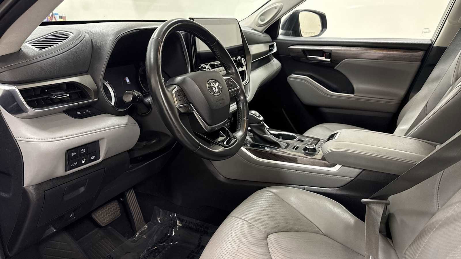 Thumbnail: 2021 Toyota Highlander - 12