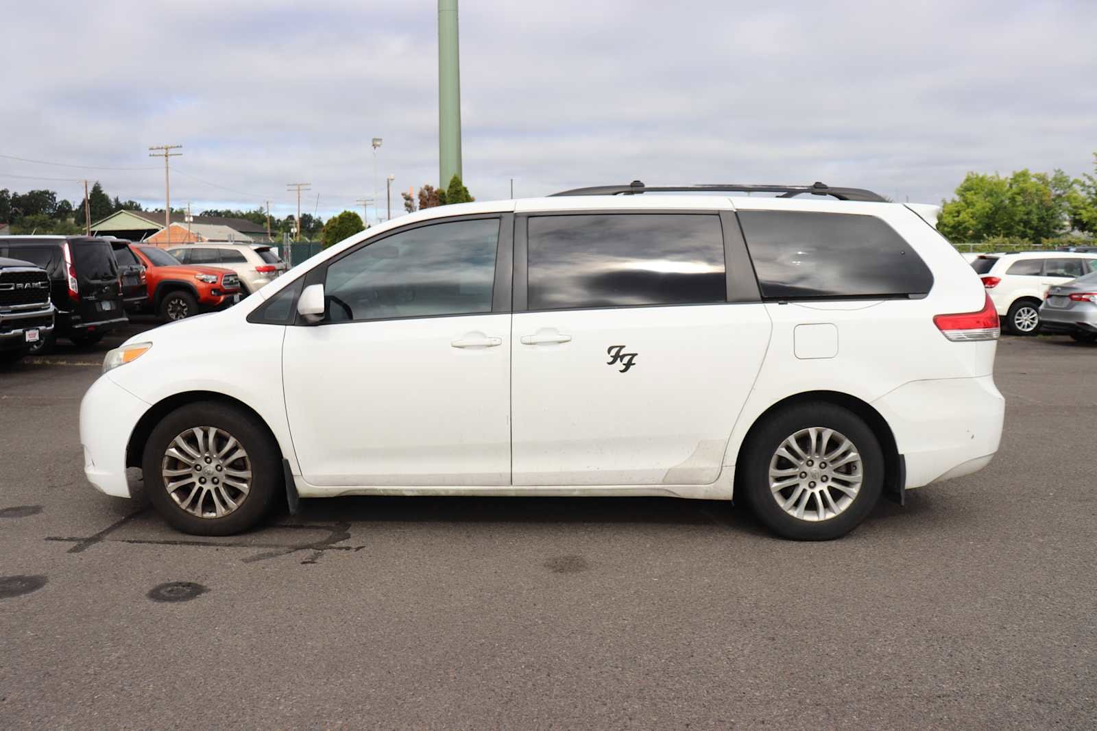 Thumbnail: 2011 Toyota Sienna - 8