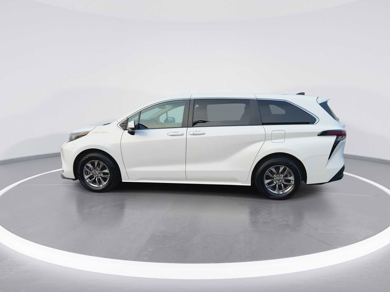 Thumbnail: 2023 Toyota Sienna - 3
