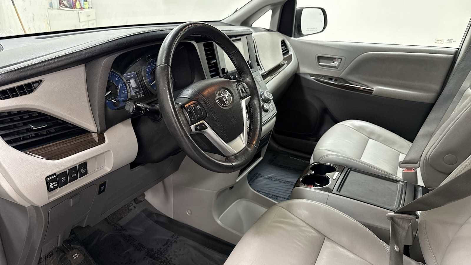 Thumbnail: 2017 Toyota Sienna - 12