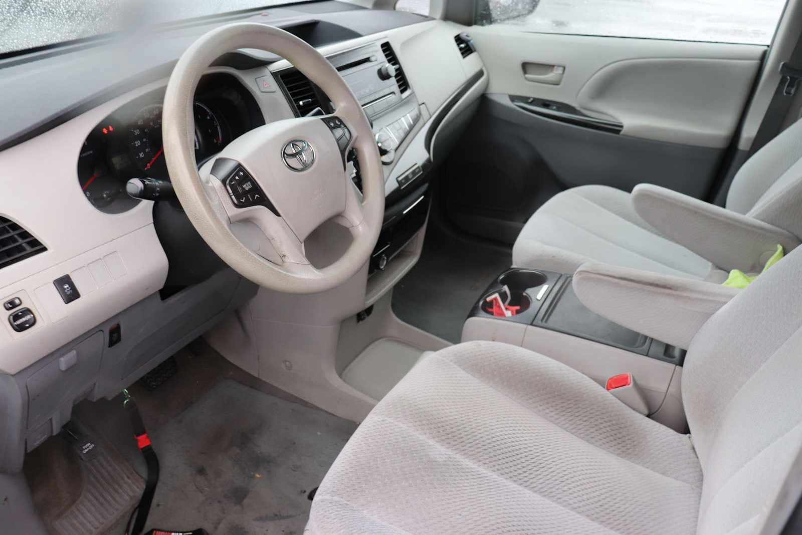 Thumbnail: 2013 Toyota Sienna - 10