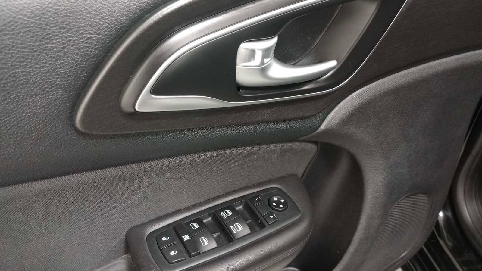 Thumbnail: 2016 Chrysler 200 - 15