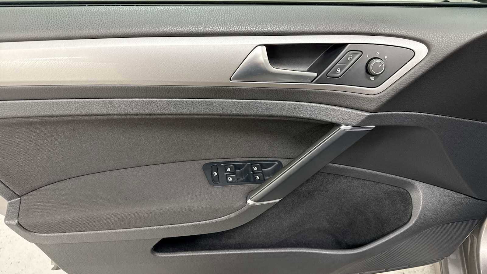 Thumbnail: 2016 Volkswagen e-Golf - 15
