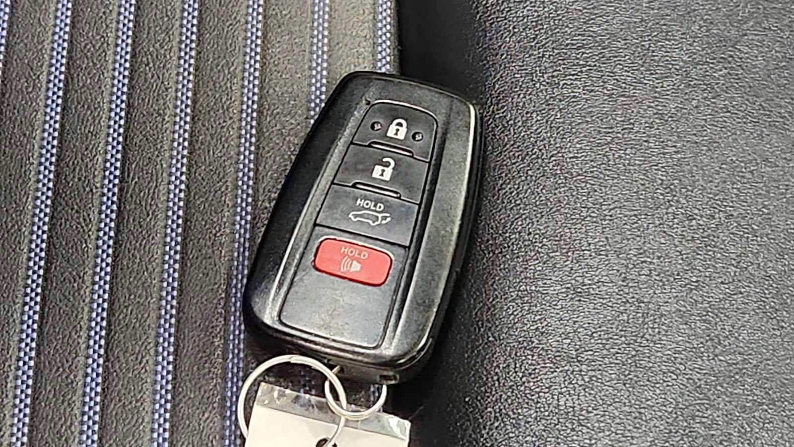 Thumbnail: 2020 Toyota RAV4 - 32