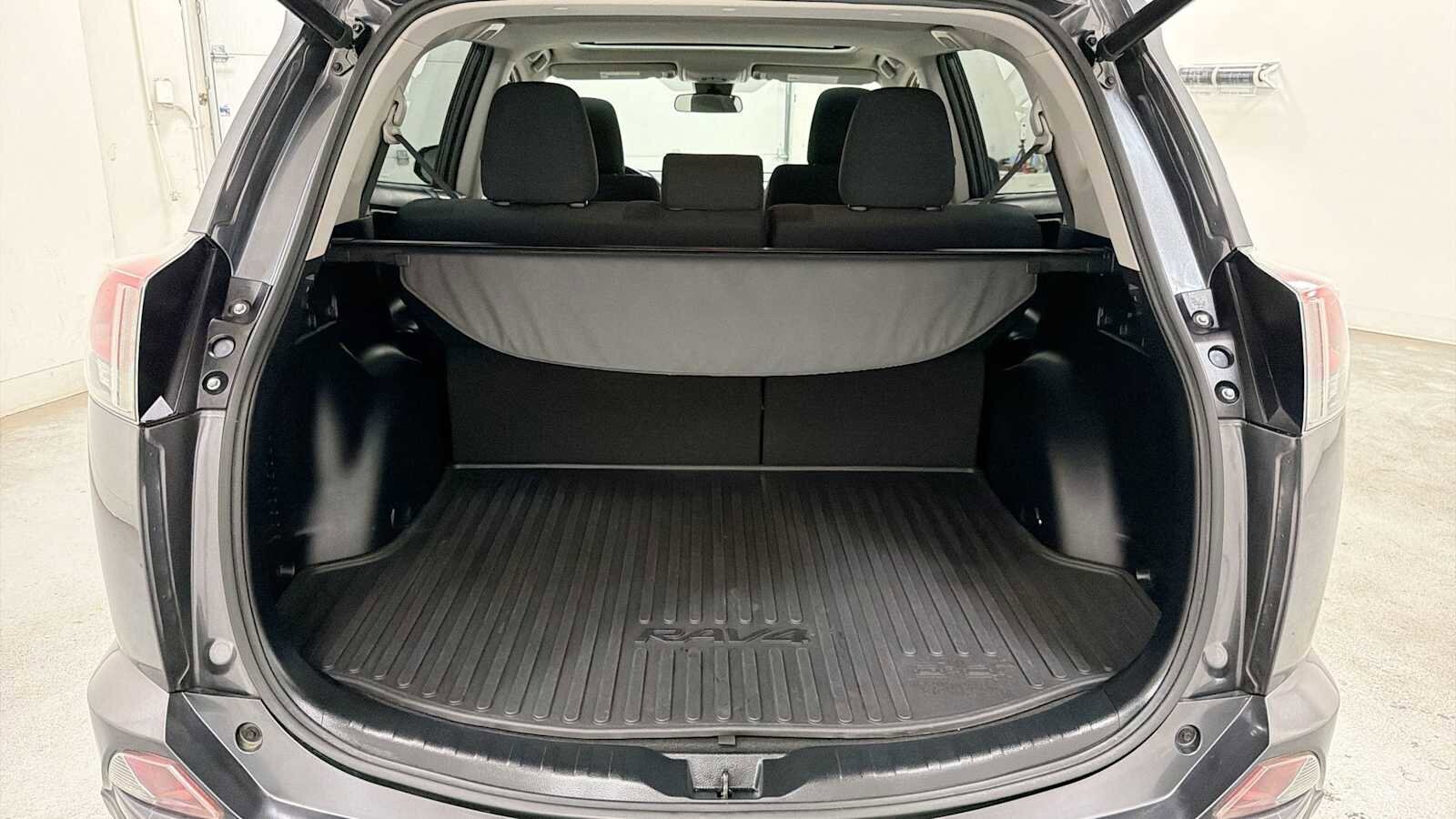 Thumbnail: 2018 Toyota RAV4 - 27