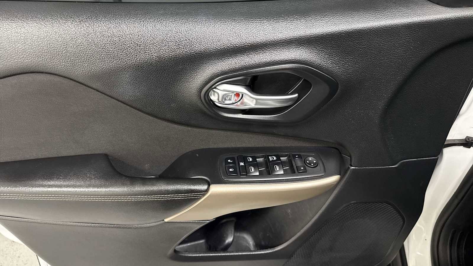 Thumbnail: 2017 Jeep Cherokee - 15