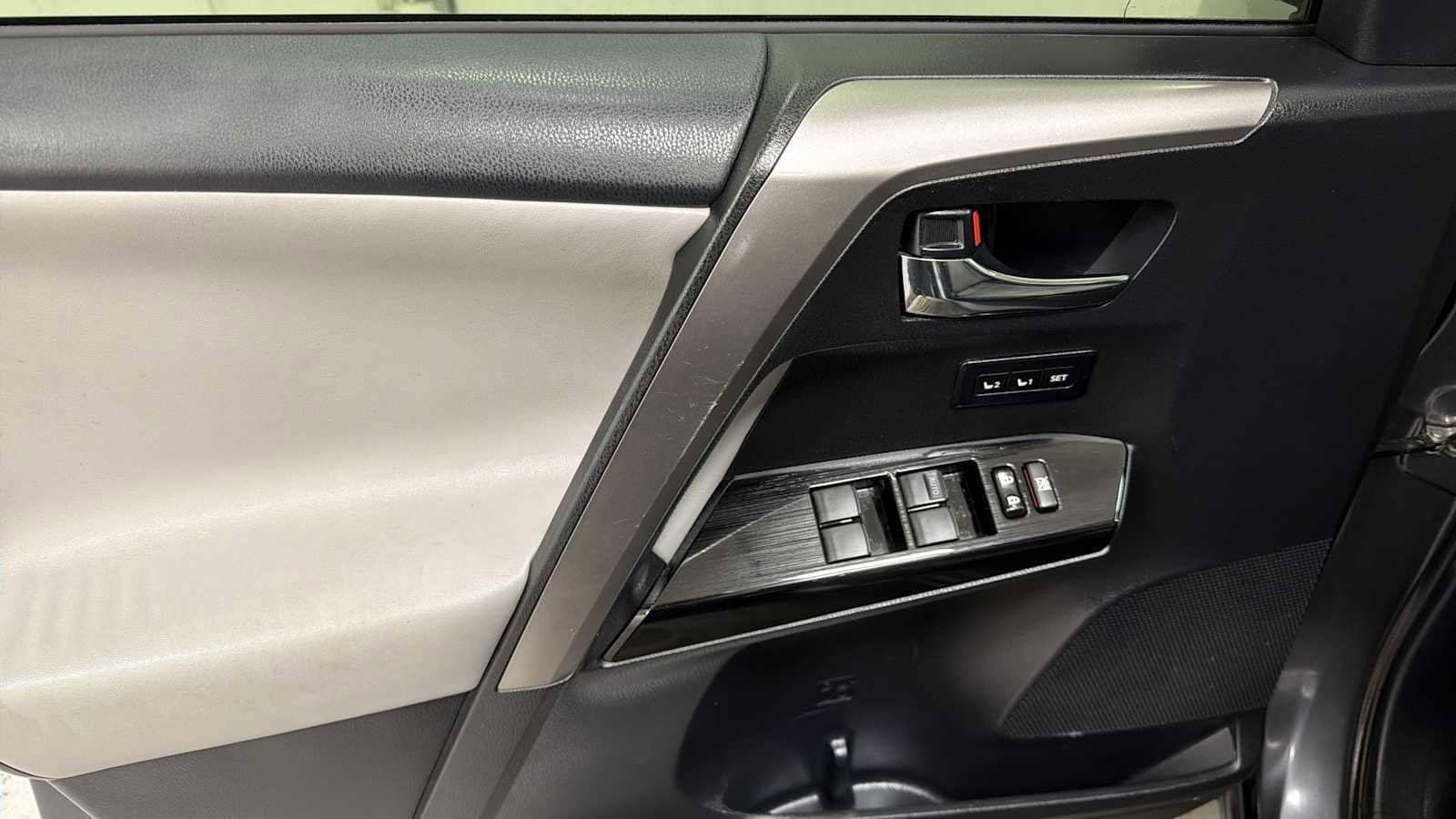 Thumbnail: 2016 Toyota RAV4 - 15