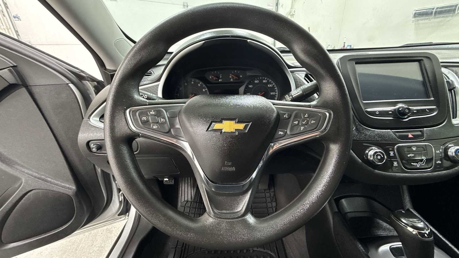 Thumbnail: 2018 Chevrolet Malibu - 16