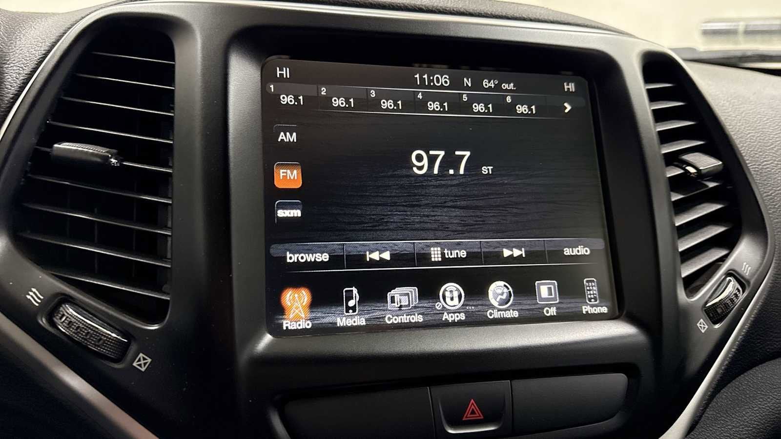 Thumbnail: 2018 Jeep Cherokee - 18