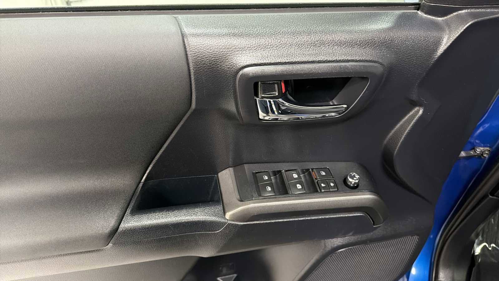 Thumbnail: 2018 Toyota Tacoma - 15