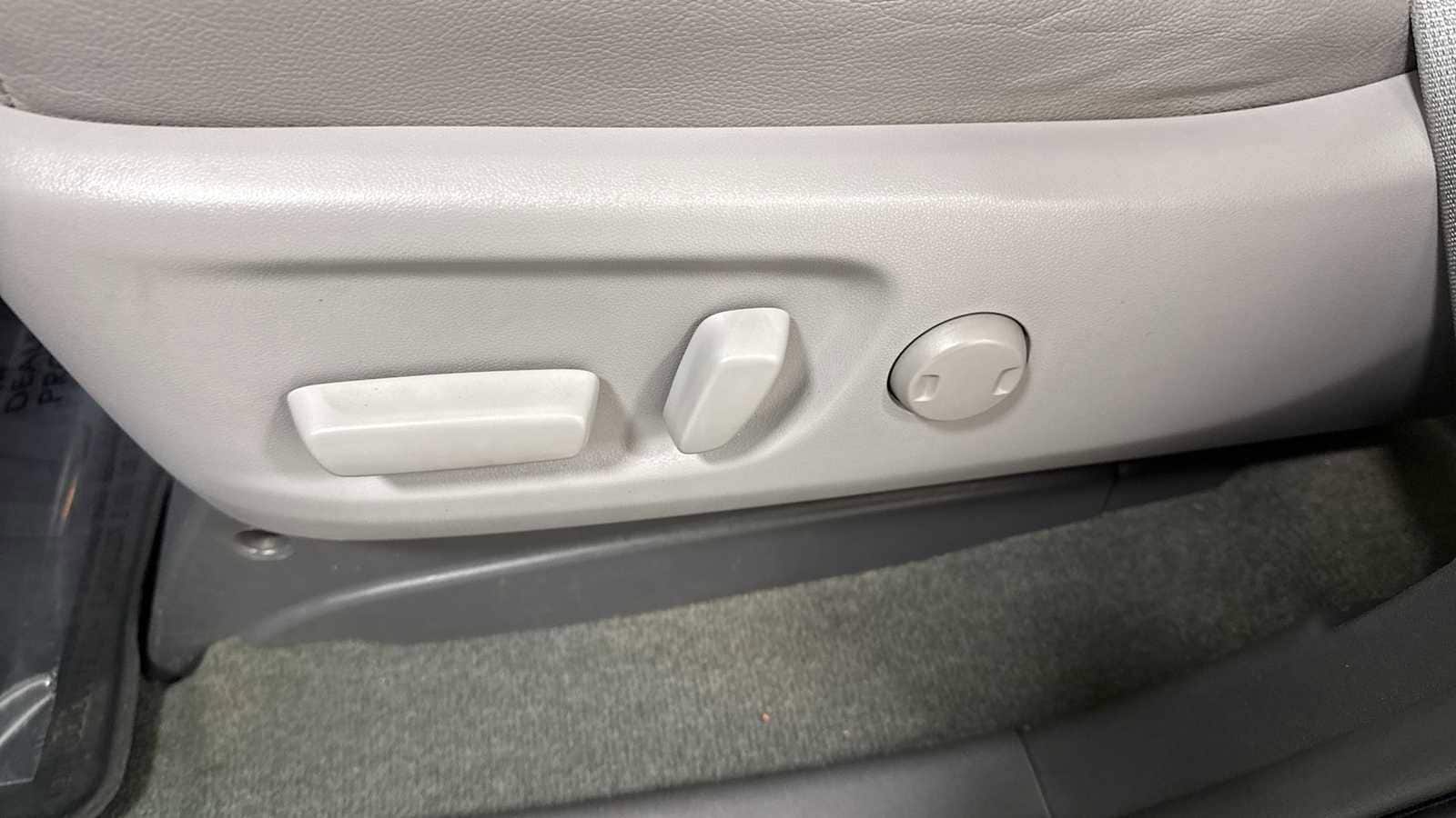 Thumbnail: 2017 Toyota Sienna - 14