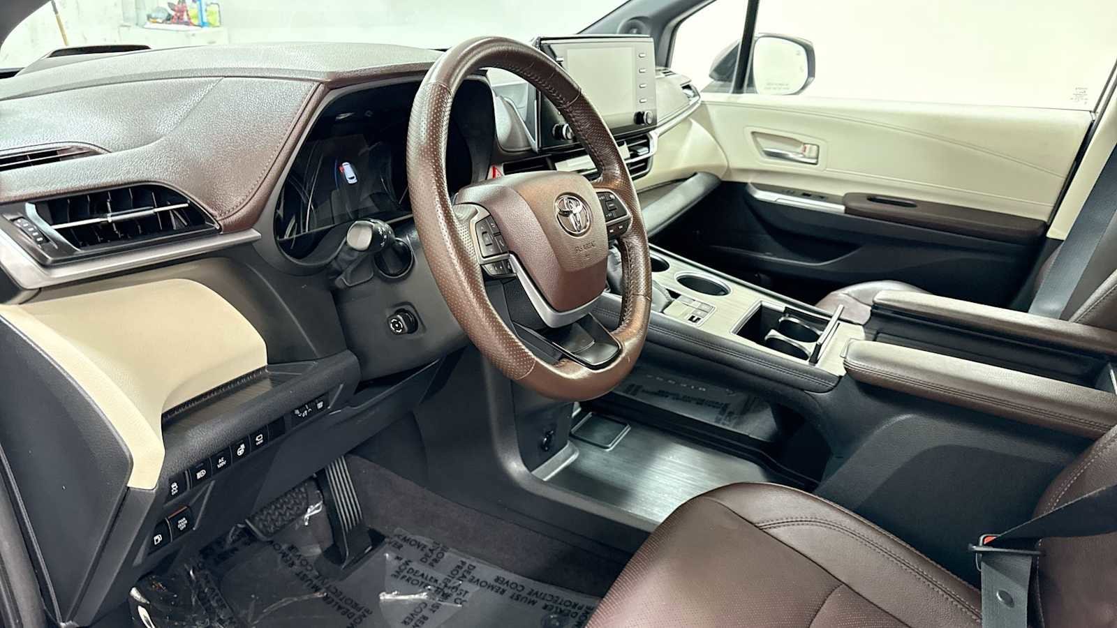 Thumbnail: 2021 Toyota Sienna - 12