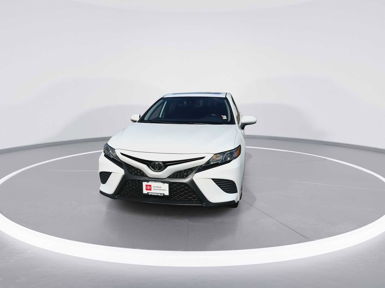 2019 Toyota Camry SE photo 3