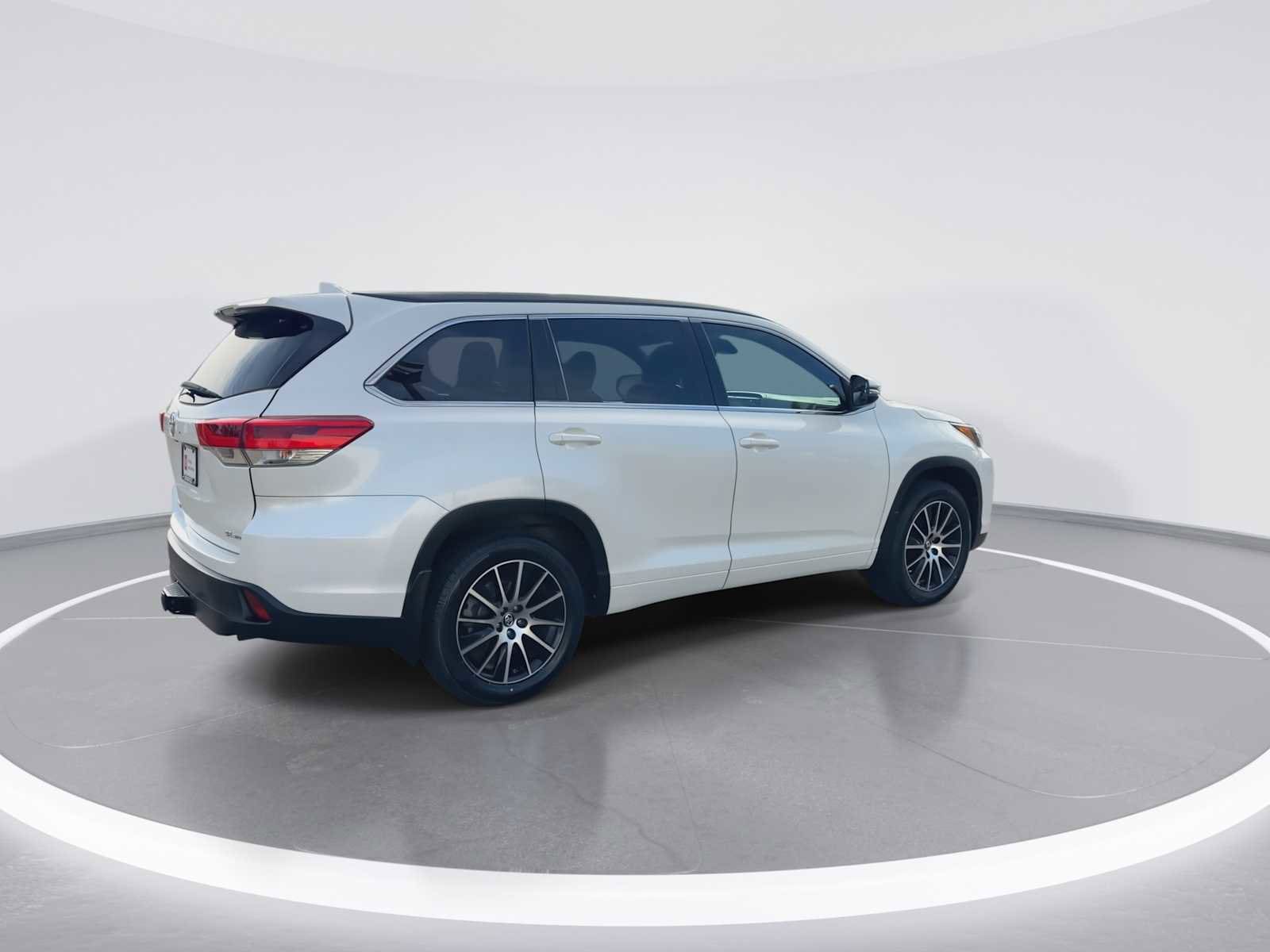 Thumbnail: 2017 Toyota Highlander - 8