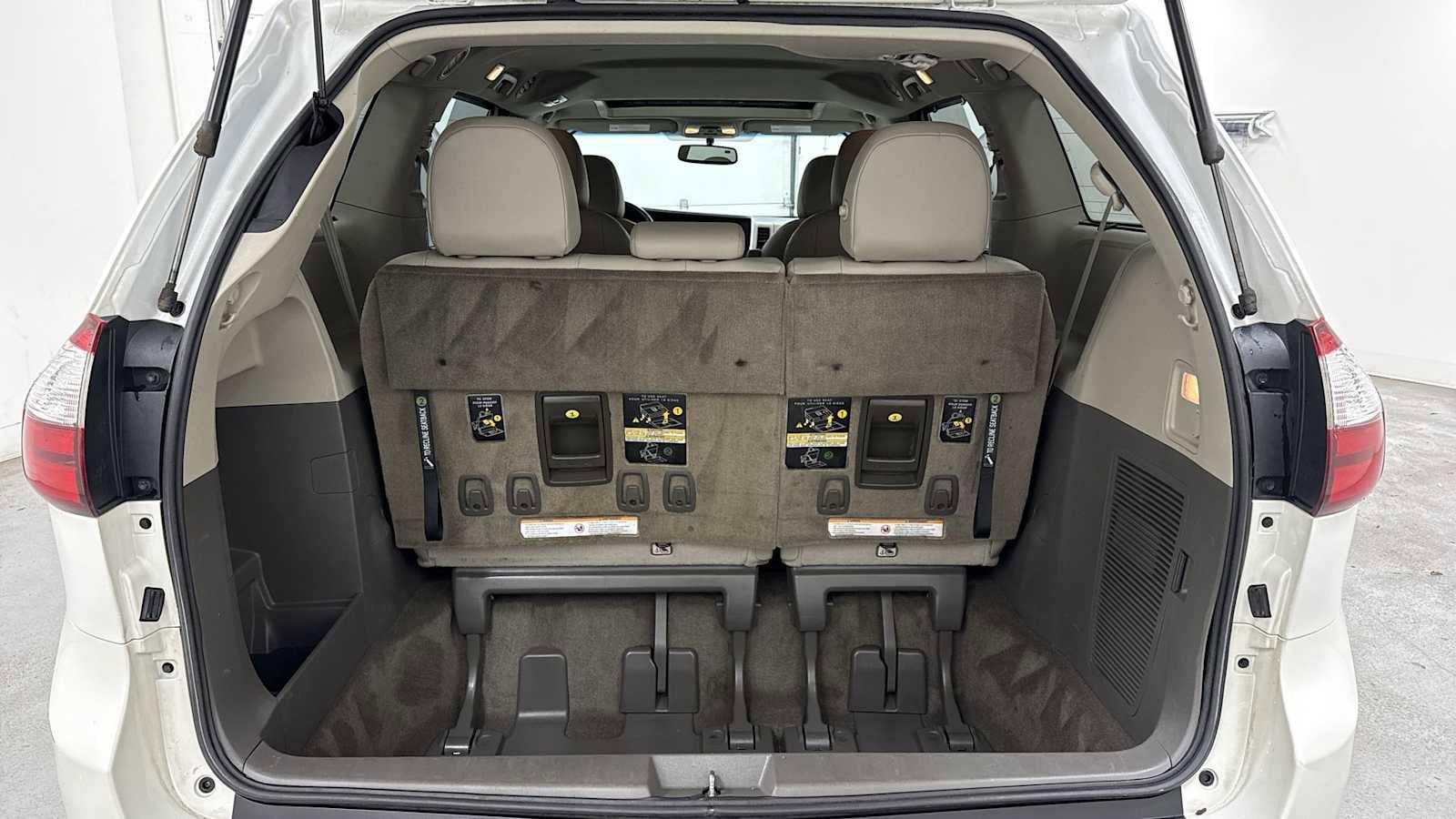 Thumbnail: 2017 Toyota Sienna - 29