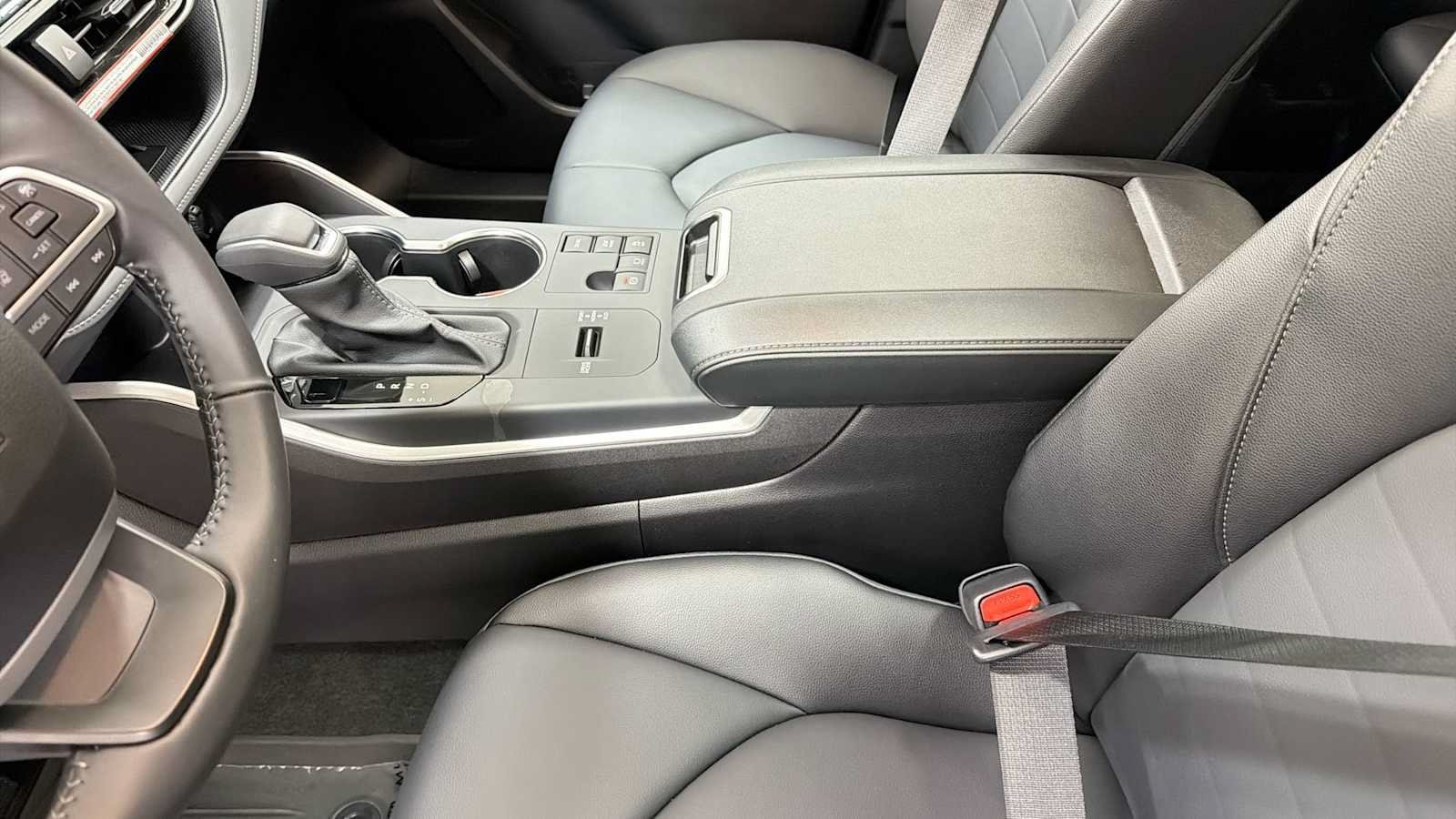 Thumbnail: 2026 Toyota Highlander - 23